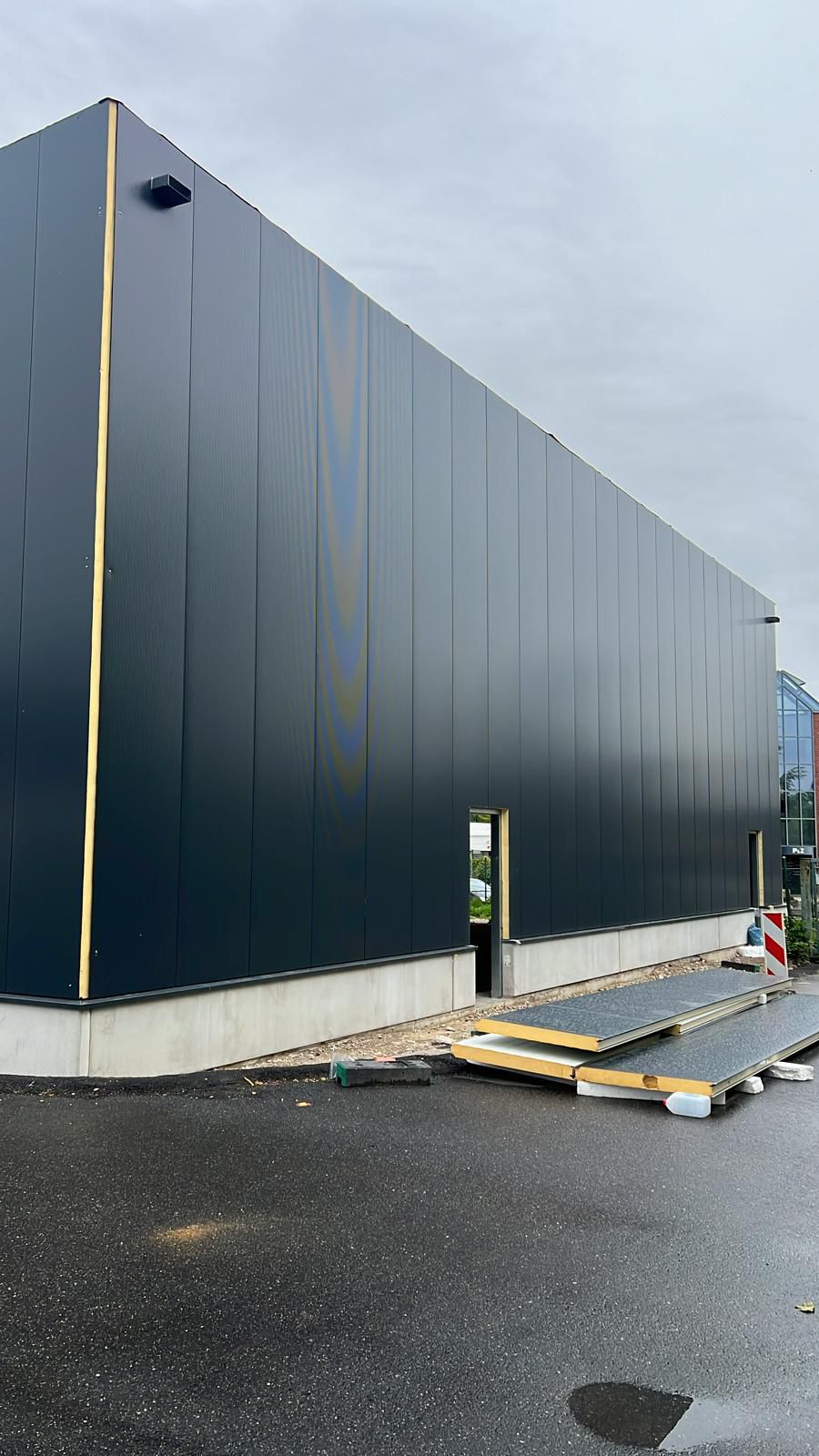 Dunkle Trapezblech-Fassade