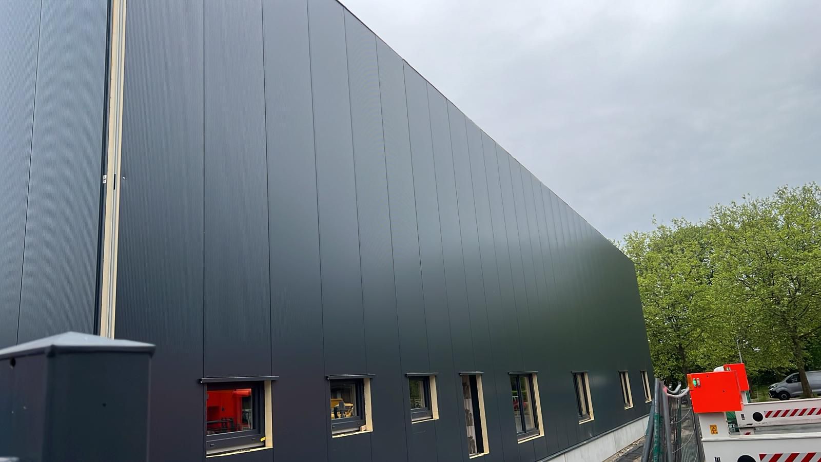 Fertiggestellte Hallenfassade aus Blech