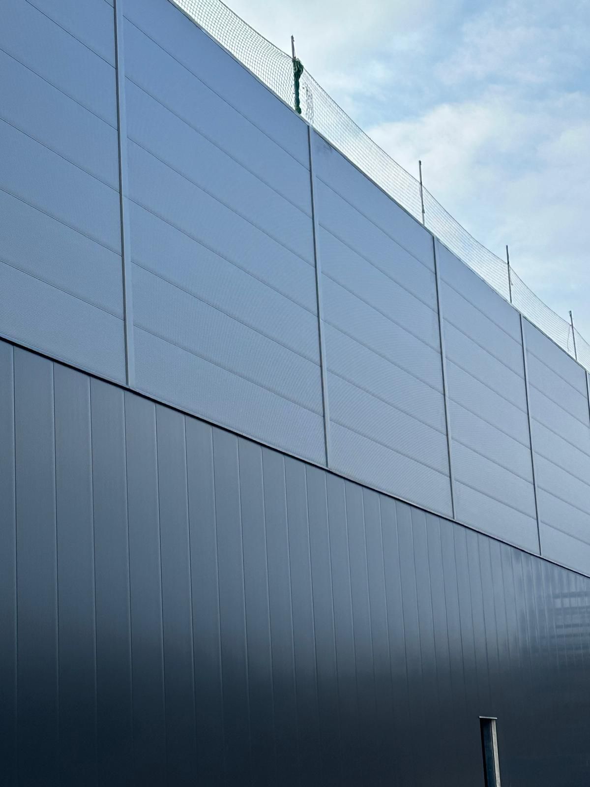 Horizontal-Paneelfassade aus Blech – Detailansicht