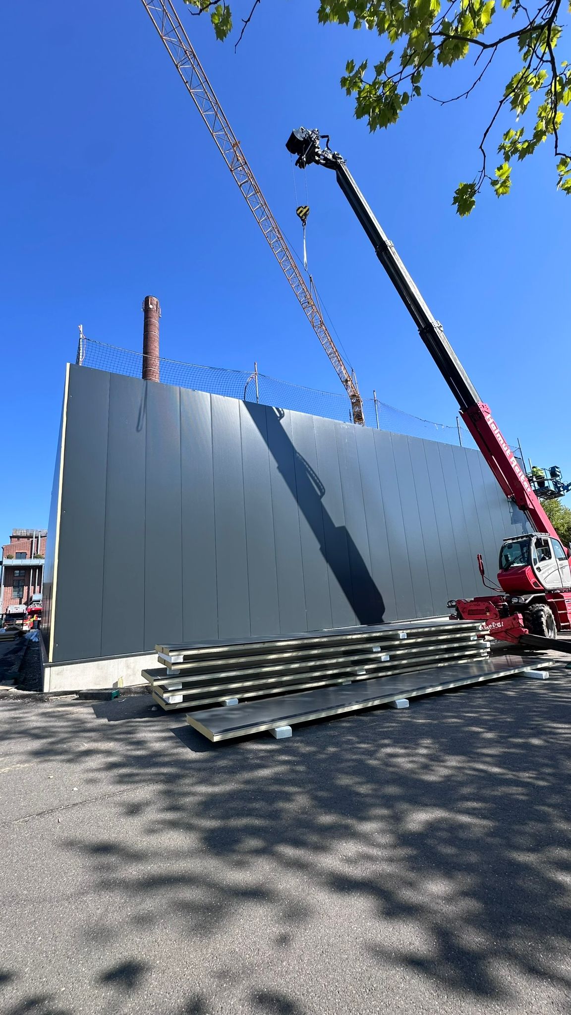 Kranmontage – Fassadenelement wird in Position gebracht